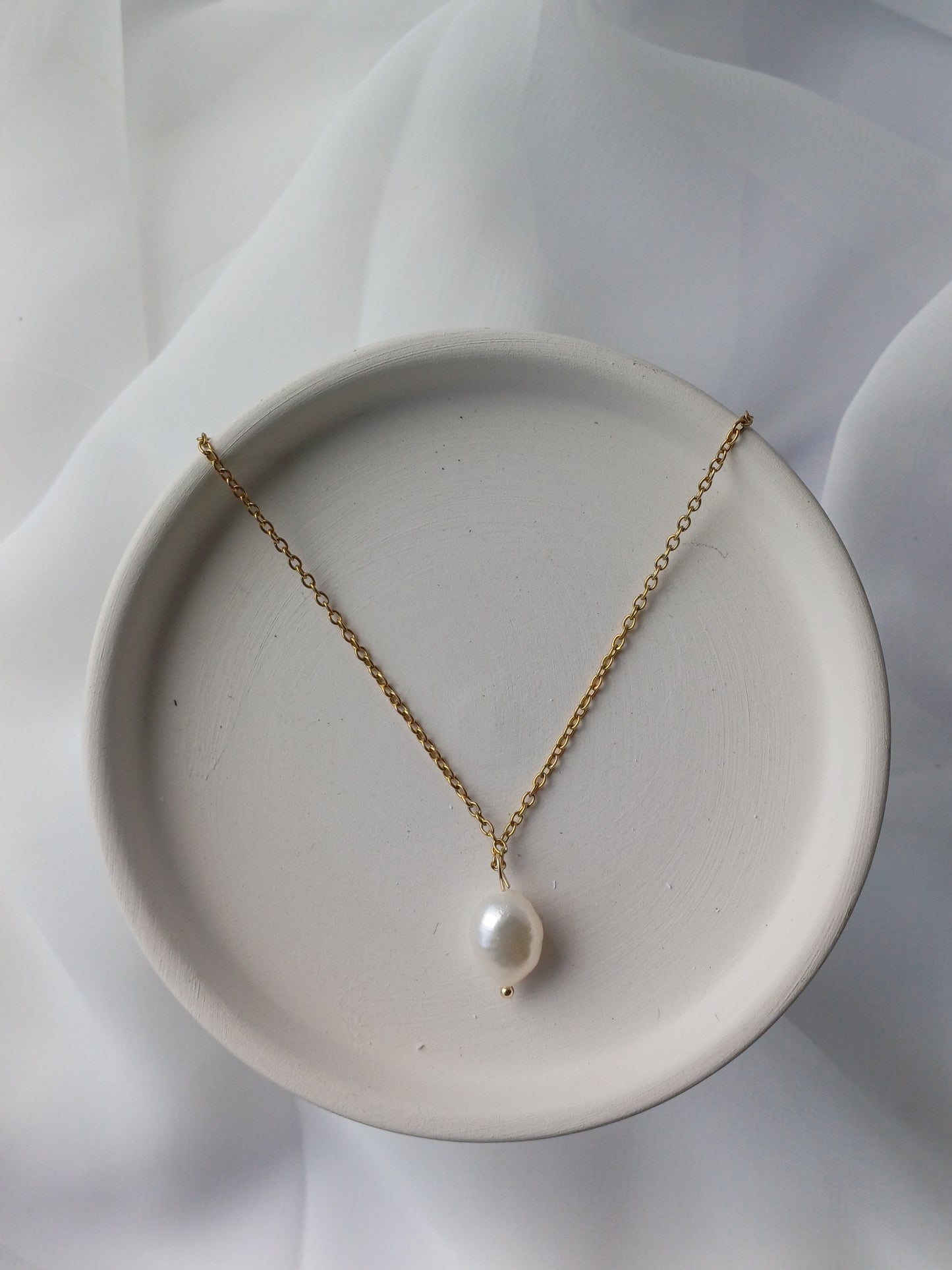 Singular Pearl Necklace